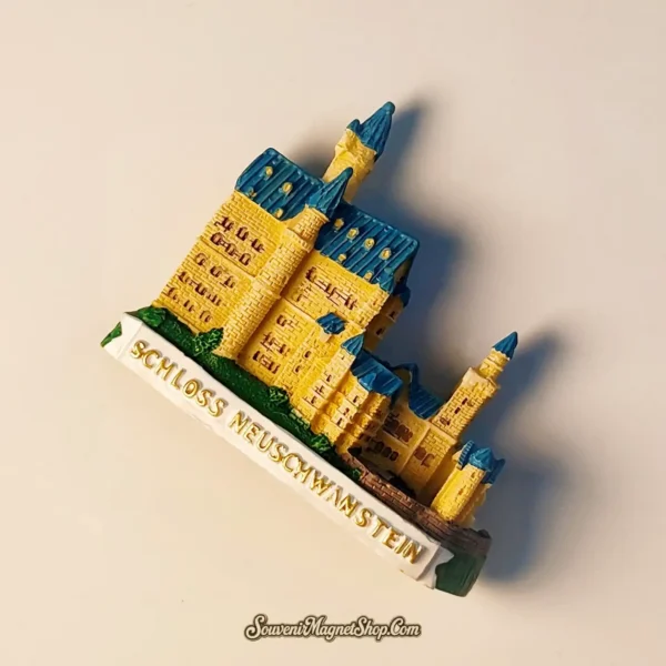 Side view of the Neuschwanstein Castle travel gift magnet, emphasizing its artistic craftsmanship and the embossed "SCHLOSS NEUSCHWANSTEIN" text, perfect as a travel gift.