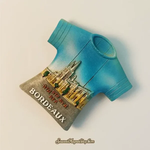 Close-up of Bordeaux Cathédrale Saint-André T-shirt magnet, ideal as a travel gift or keepsake, capturing the essence of the French city.